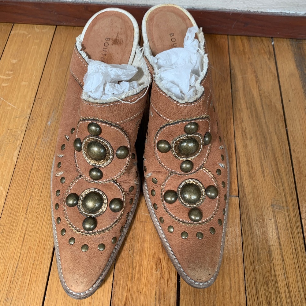 BOUTIQUE 58 WESTERN STYLE TAN SLIDES WITH STUDS